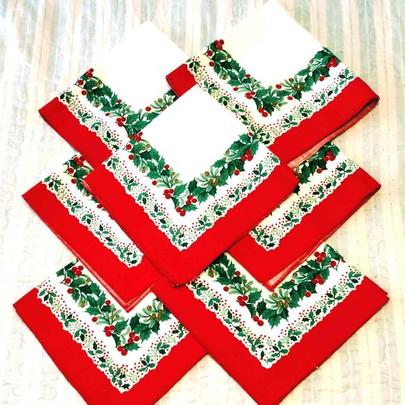 Lot Of 6+1 Bonus Christmas Cloth Napkins 16x16 Holly White Red Green - Picture 1 of 3